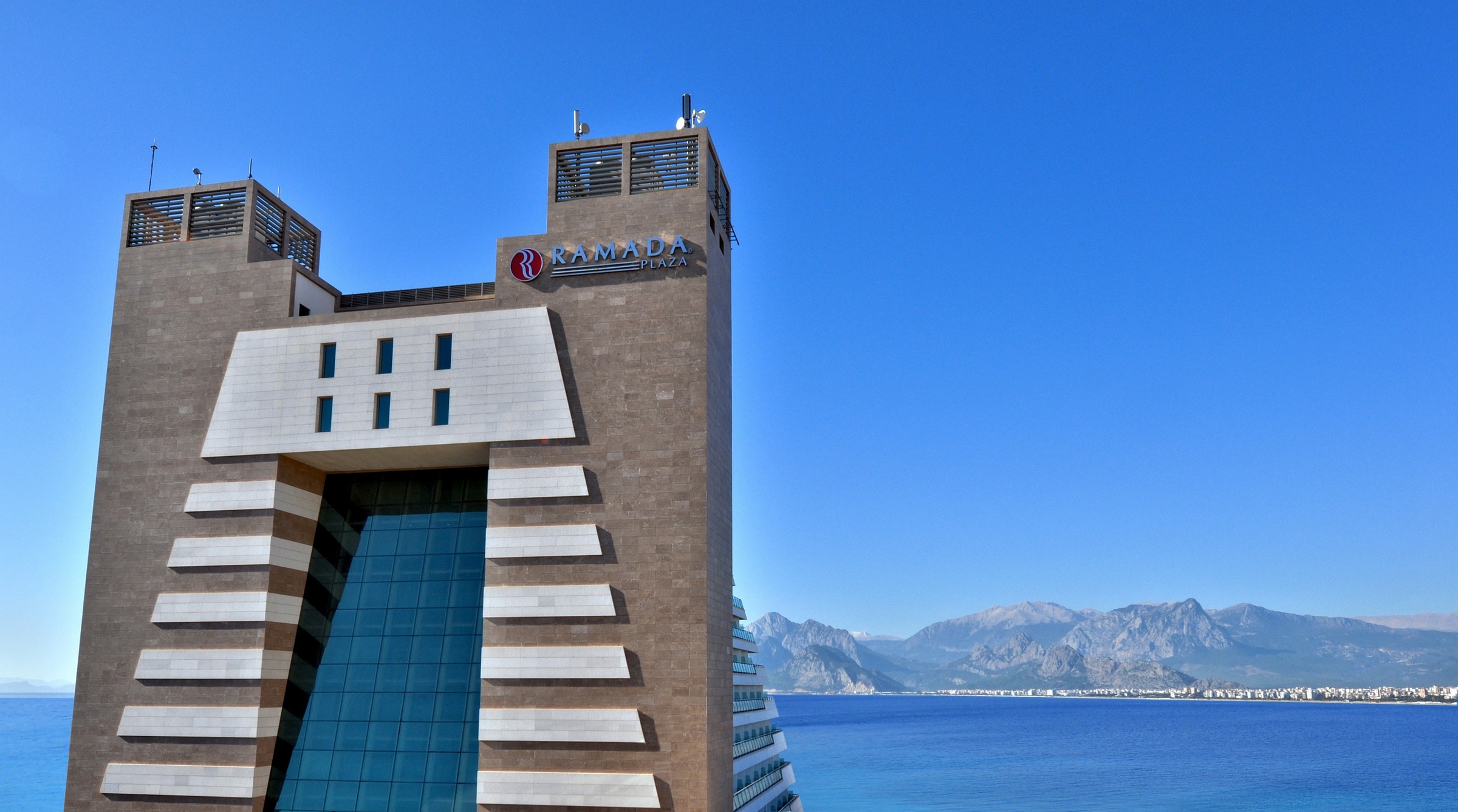 Şehir Merkezinde Denizle Buluşan Antalya Konaklaması