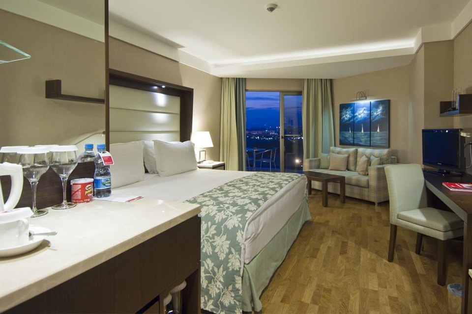 Deluxe Partial Sea View