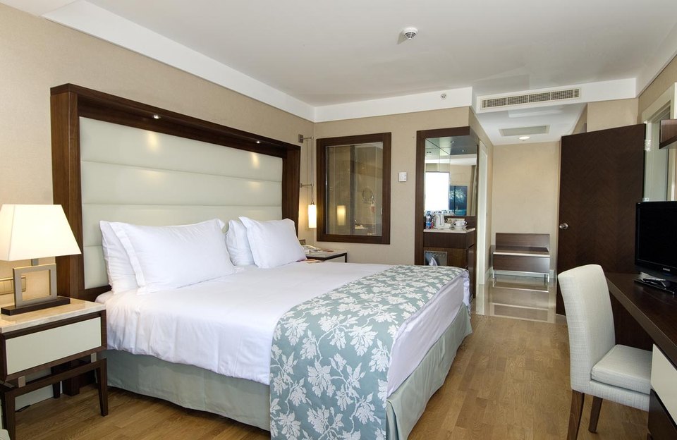 Deluxe Partial Sea View